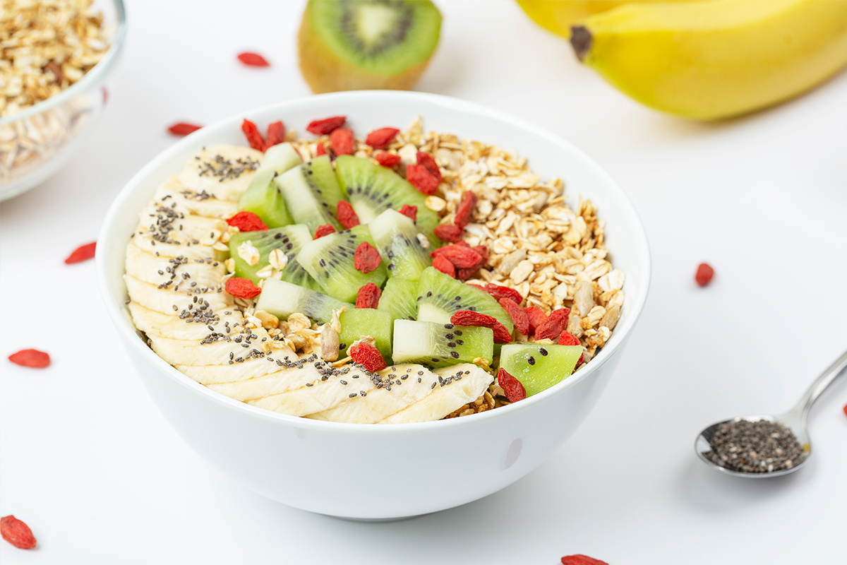 Bowl platano con chía y kiwi