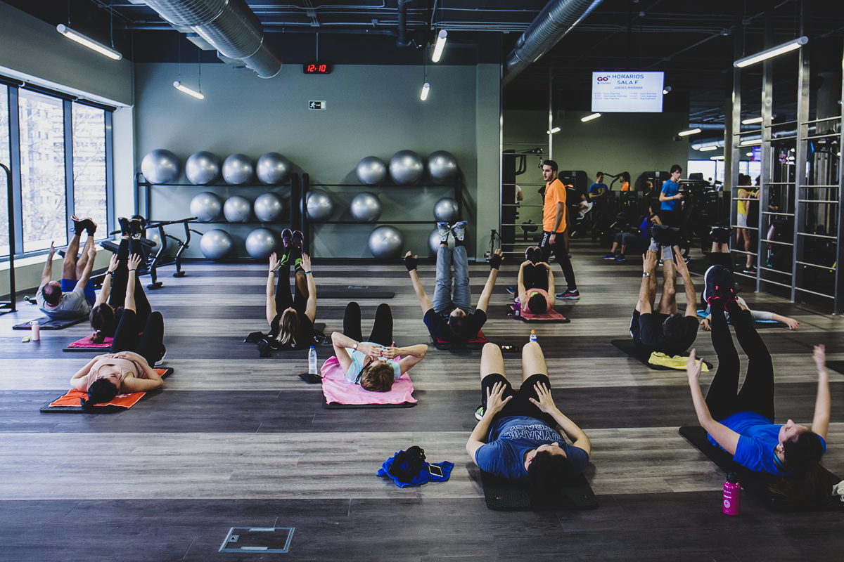 Grupo haciendo abdominales