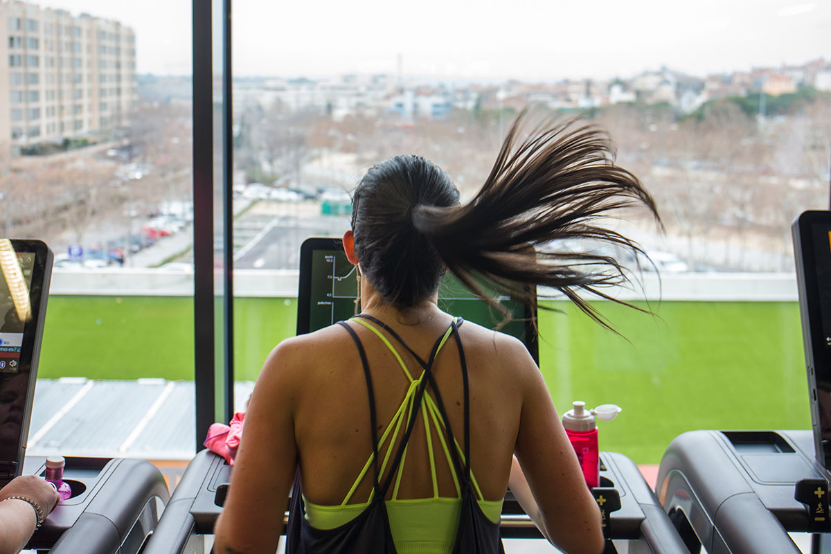 entrenamiento de resistencia gimnasio mujer corriendo cinta de correr