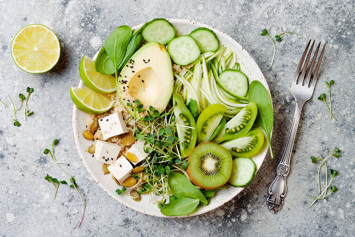 ensalada de aguacate con tofu