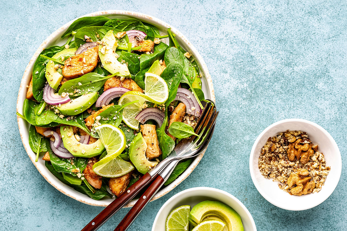 ensalada de pavo con aguacate y limón