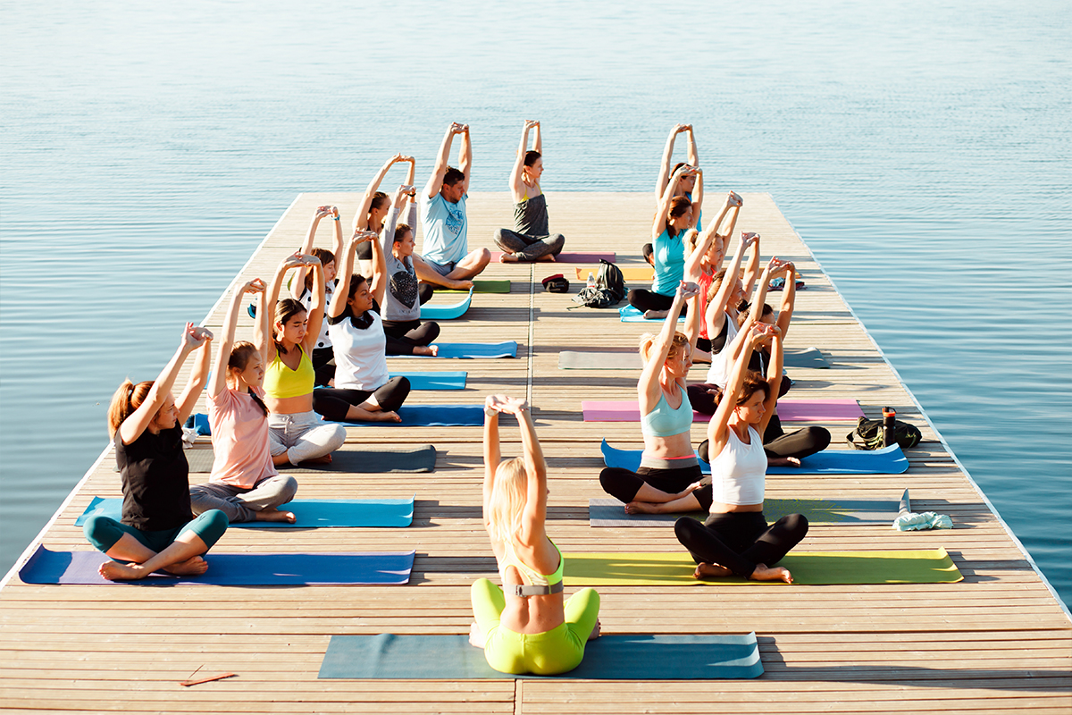 clase de yoga como descanso activo