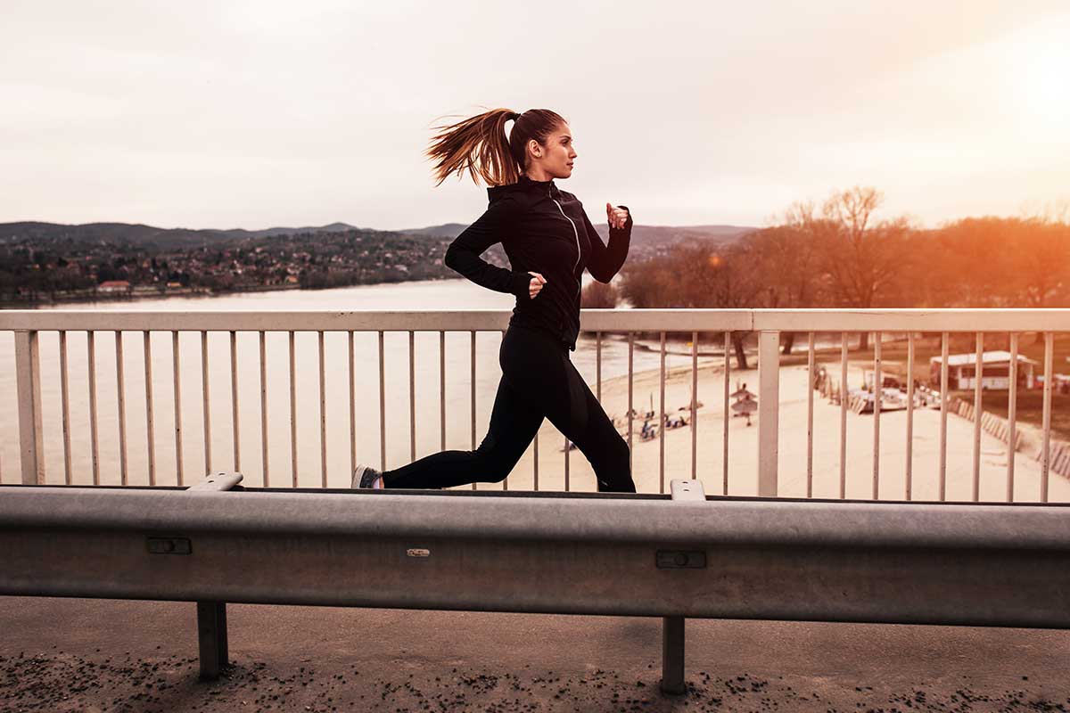 chica mujer deportista corriendo running