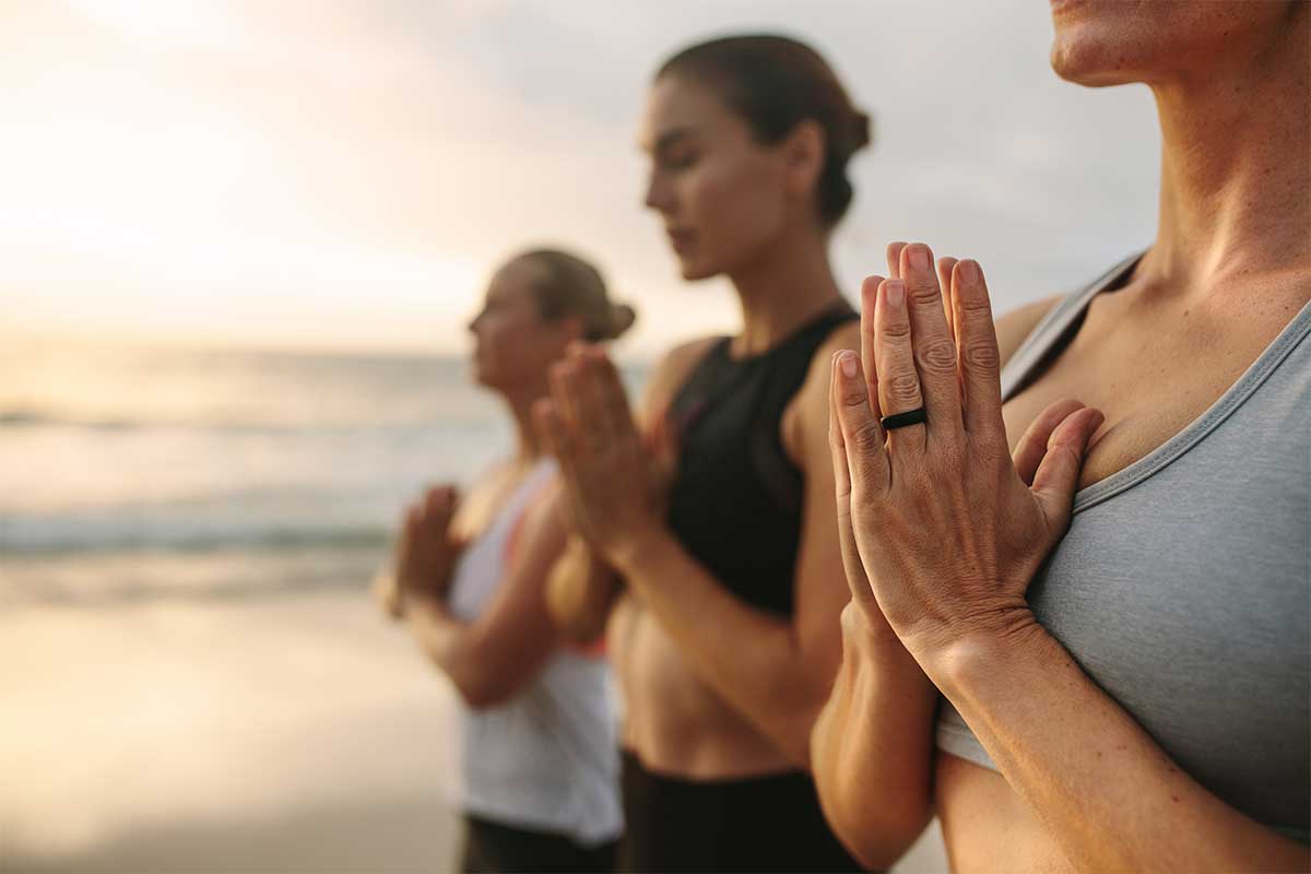 Postura para meditar de pie