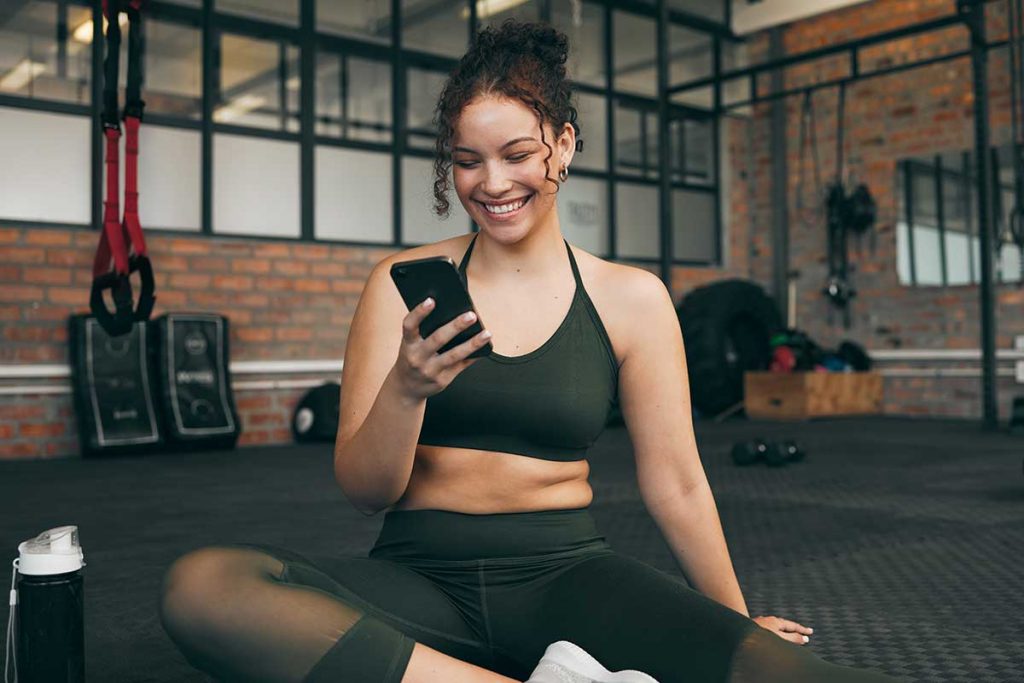 chica sonriente gimnasio